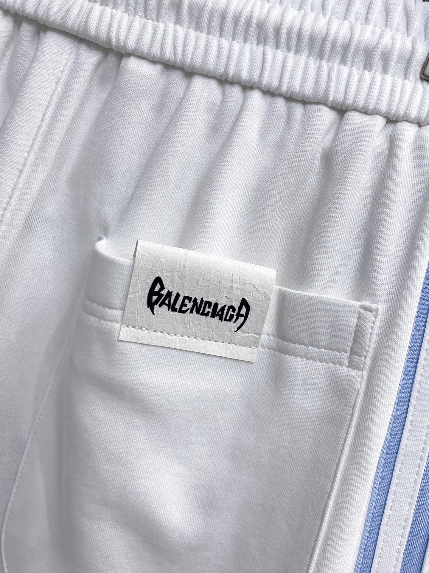 Balenciaga's three-standard complete 2026 summer New Arrival men's casual shorts, advanced custom-made Breathable fabric, Breathable fabric, extremely stretchy and comfortable, impeccable details, top-grade accessories, original logo design concept, delicate and soft feel! The upper body fit is awesome! Size: M-XXXL Please state your height and weight when ordering
